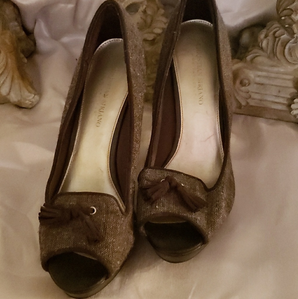 Brown houndstooth pumps